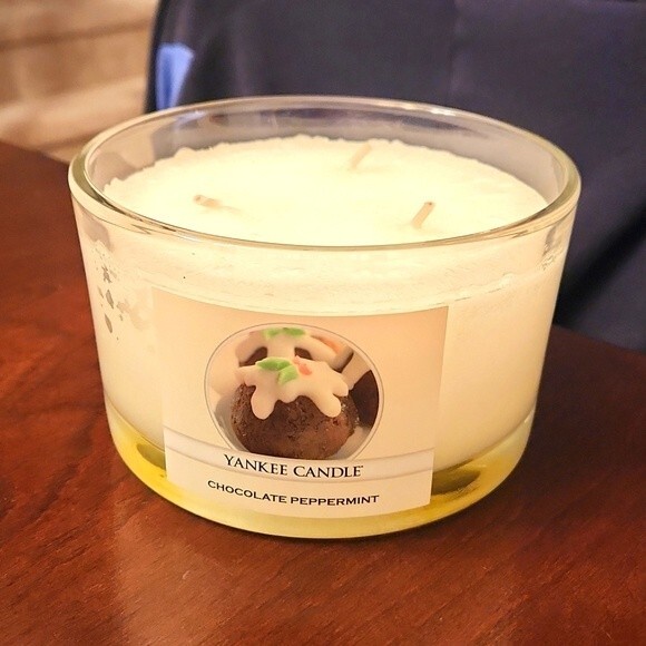 Yankee Candle 3 Wick 17oz Jar Candle in Chocolate Peppermint NEW! - Picture 1 of 5